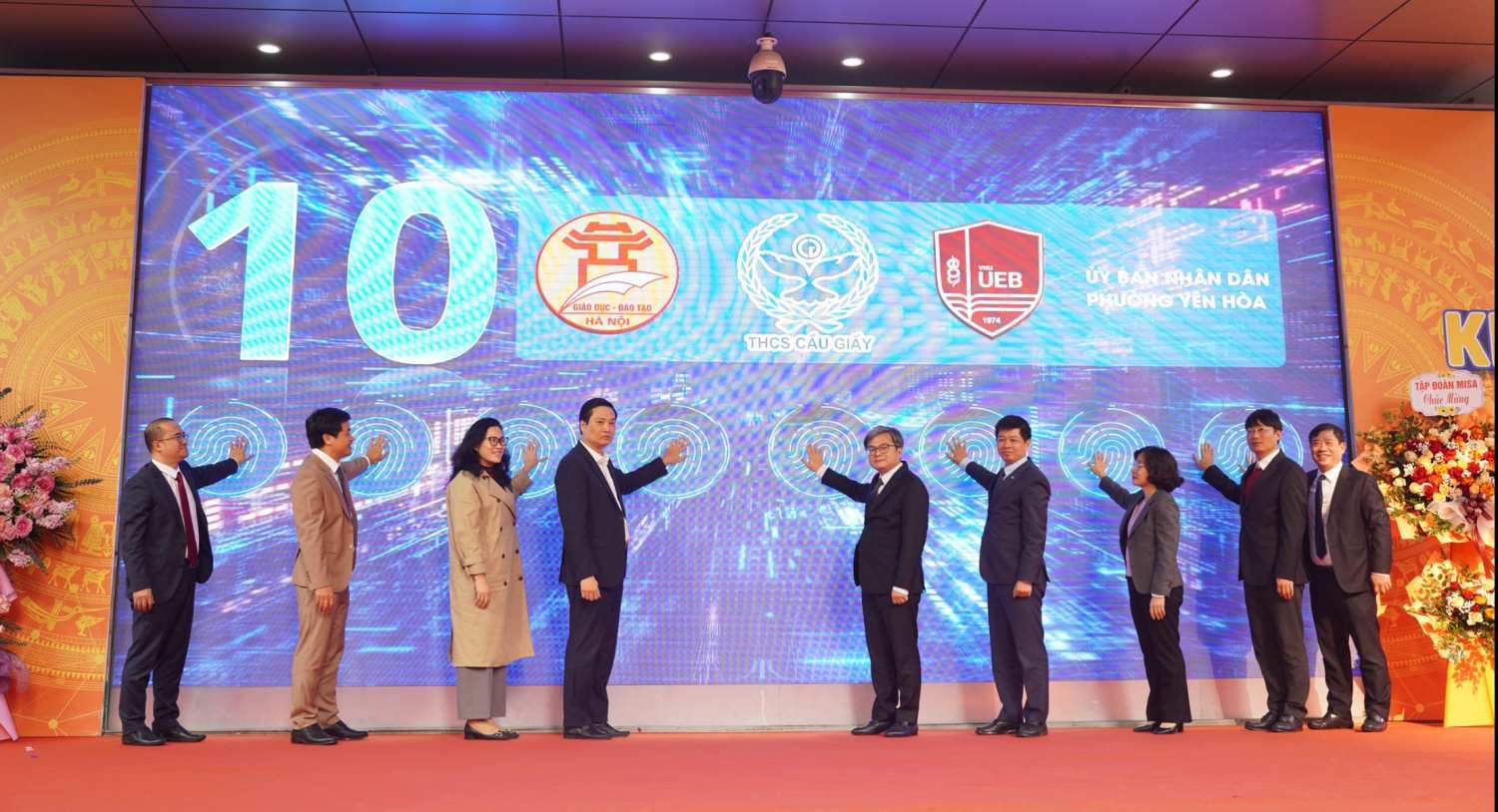 Delegates press the button to launch the school governance system on the LMS platform. Photo: Cau Giay