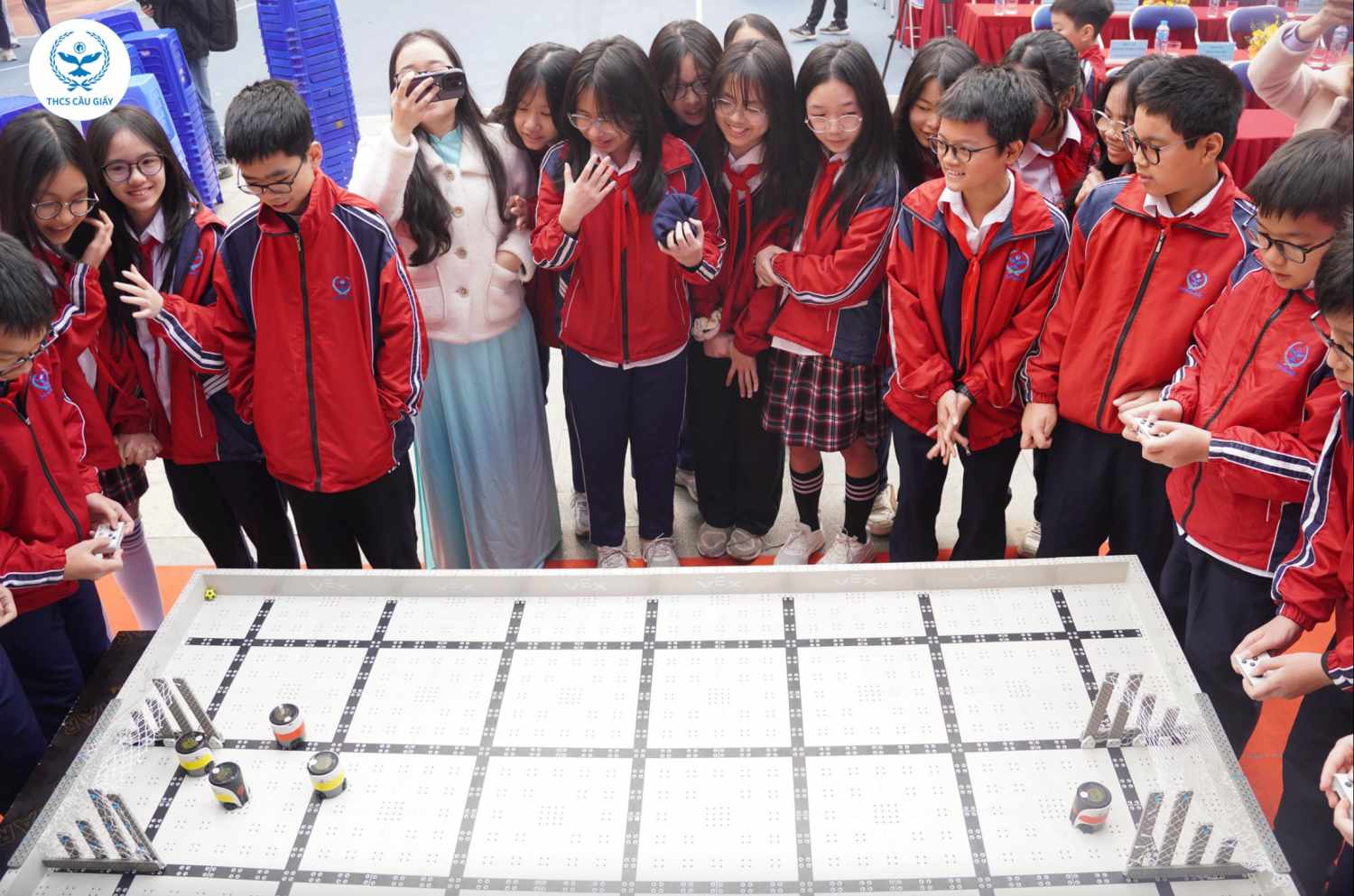 Hoc sinh Truong THCS Cau Giay hao hung tham gia cac trai nghiem ve cong nghe. Anh: Cau Giay  