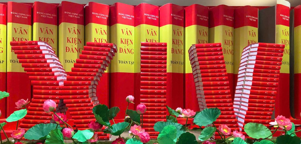 Khong gian trung bay sach, bao chao mung Dai hoi XIV cua Dang. Anh: Ai Van