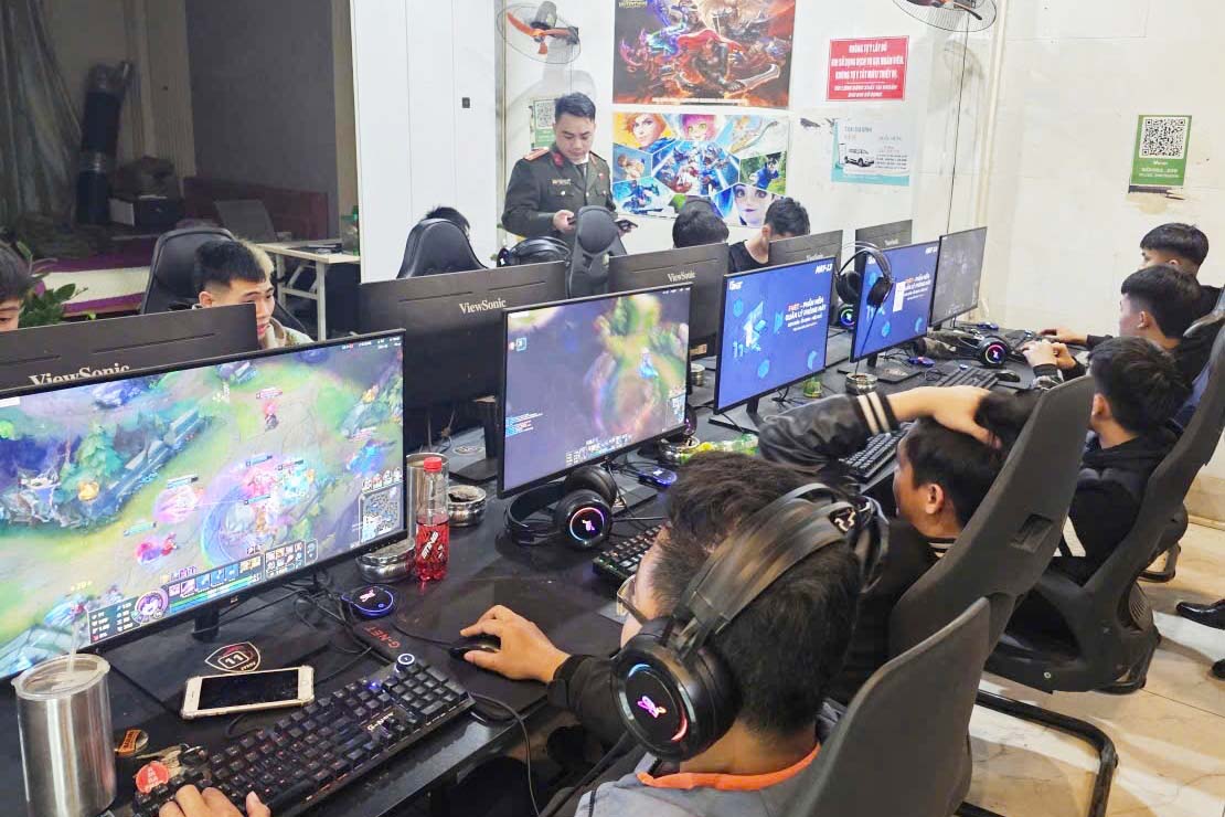 노이바이사 공안은 지역 내 전자 게임 사업장에 대한 검사를 강화하고 있습니다. 사진: 하노이 공안