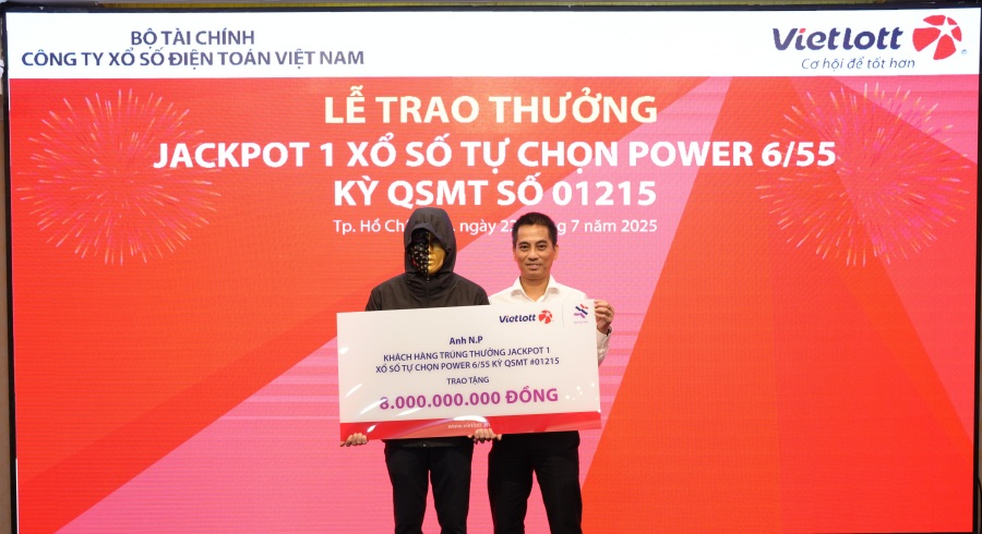 Mr. N.P - the lucky player who won Jackpot 1 of the Power 6/55 self-selected lottery worth more than 344 billion VND, donated 8 billion VND to carry out social security activities. Photo: Vietlott