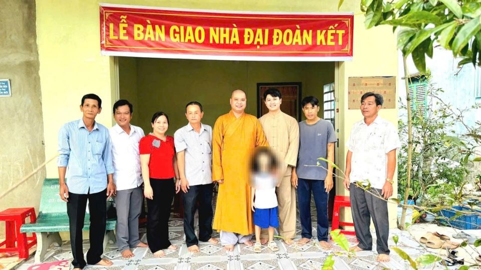 Representatives of the Fatherland Front of Tra Con commune and the sponsoring unit hand over the Great Solidarity house to the family of Mr. Duong Van Tung. Photo: Hoang Loc