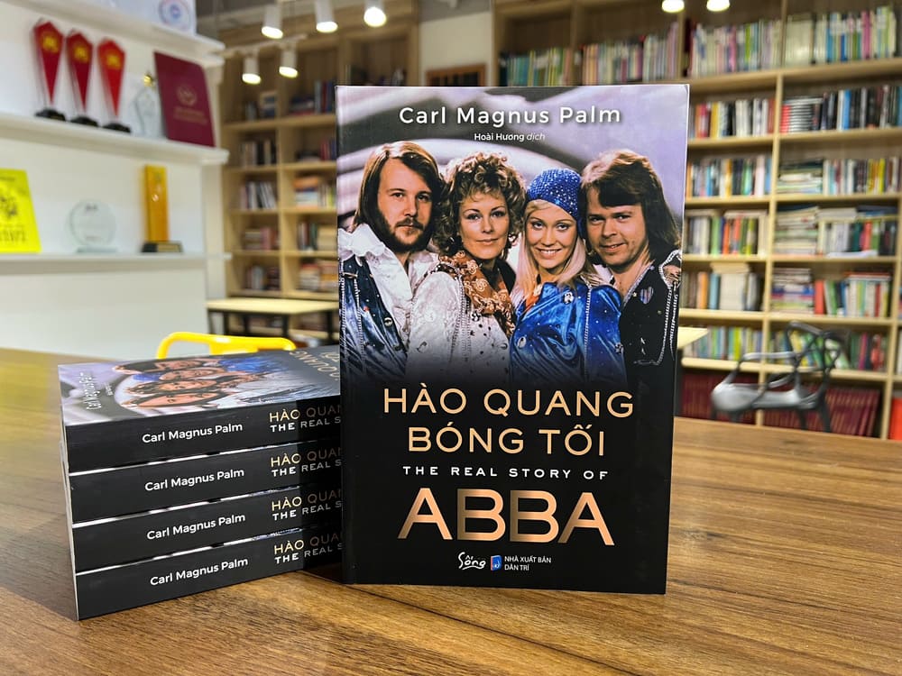 Book about the ABBA group - "Hao quang bong toi" translated by Hoai Huong, published by Dan Tri Publishing House. Photo: Publishing House
