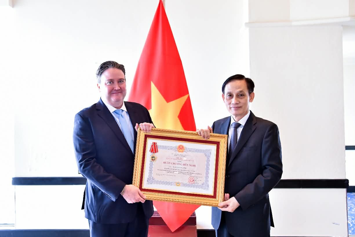 Minister of Foreign Affairs Le Hoai Trung awarded the Friendship Medal to US Ambassador Marc Evans Knapper. Photo: Ministry of Foreign Affairs
