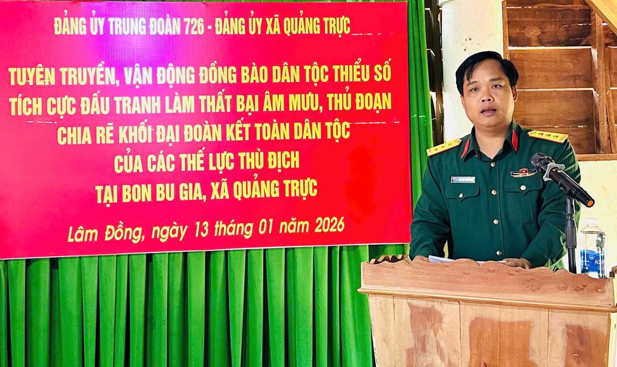 Thieu ta Nguyen Van Nga - Can bo Don Bien phong Dak Dang thuc hien noi dung tuyen truyen ve chu quyen lanh tho bien gioi quoc gia. Anh: Linh Khoi