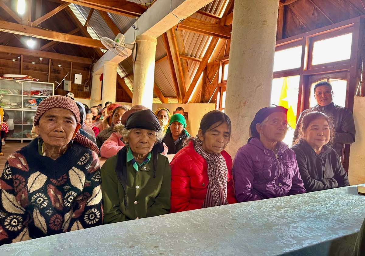 Nguoi dan bon Bu Gia tham gia buoi tuyen truyen, van dong. Anh: Linh Khoi