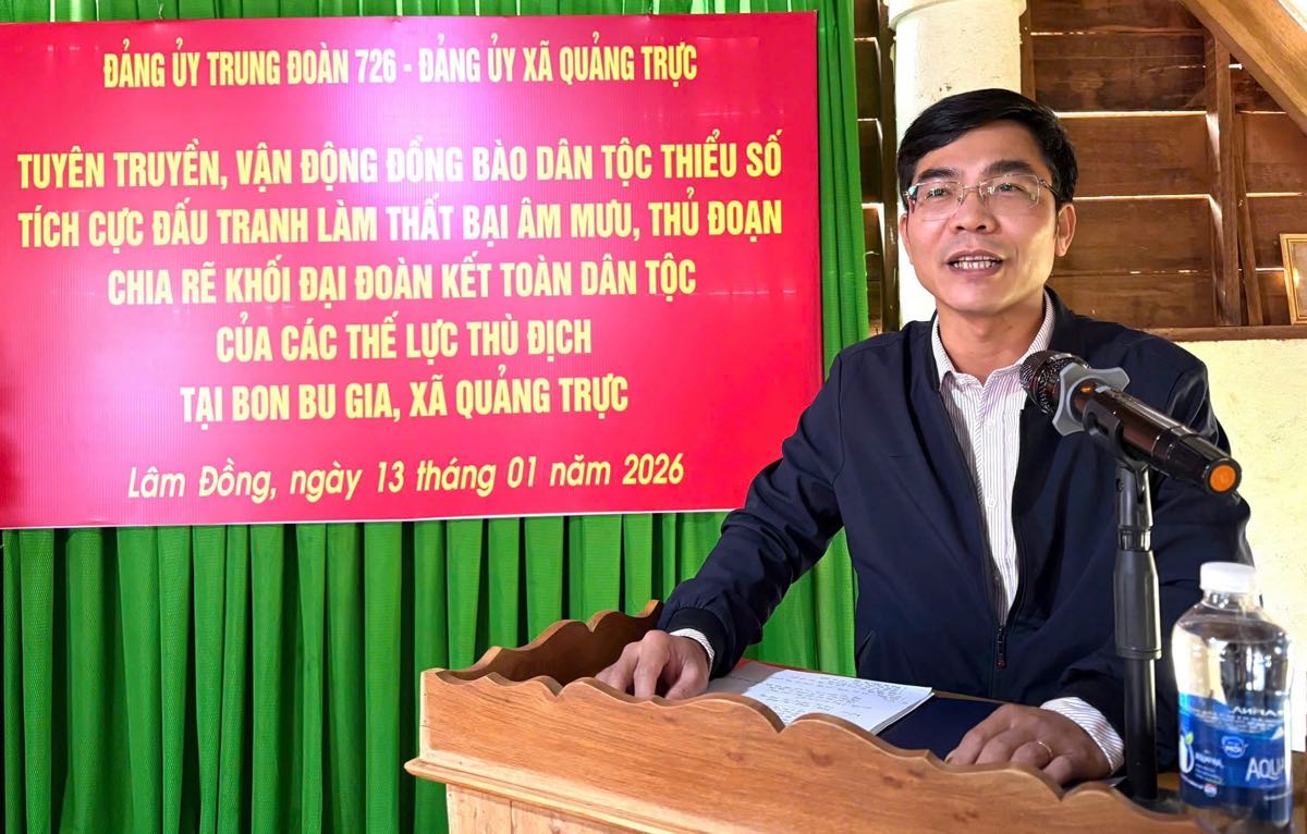 Ong Nguyen Duy Can - Truong ban xay dung Dang xa Quang Truc thuc hien noi dung tuyen truyen. Anh: Linh Khoi