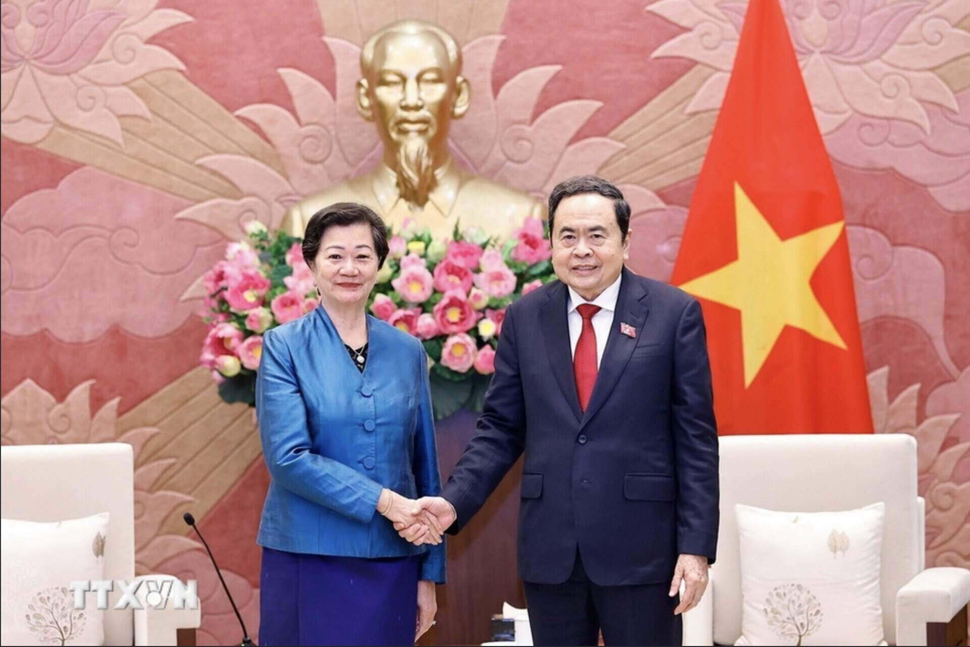 Chu tich Quoc hoi chao tu biet Dai su Campuchia Chea Kimtha. Anh: TTXVN