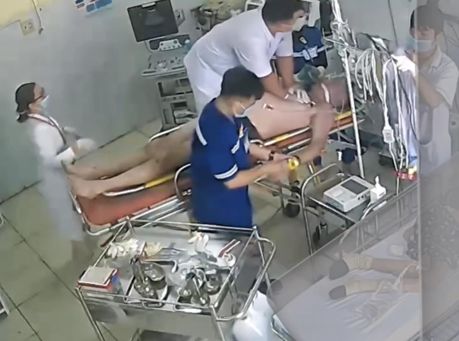 Doctor saves Russian tourist from drowning at Nha Trang beach. Photo: Huu Long