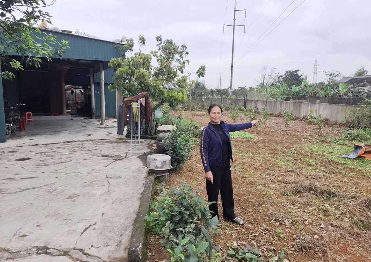 Bà Huê ở xã Kỳ Anh than phiền hồ sơ đề nghị cấp đổi giấy chứng nhận quyền sử dụng đất của gia đình chậm có kết quả. Ảnh: Trần Tuấn.