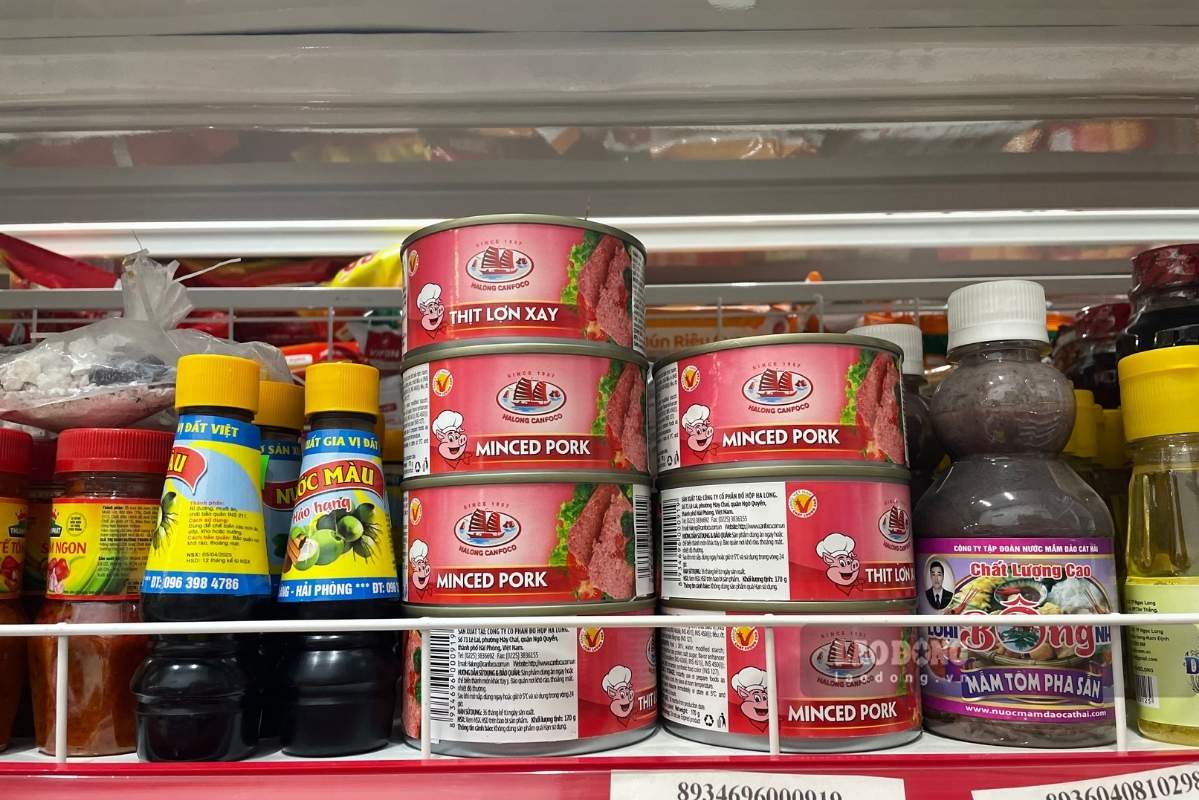 Los productos enlatados de Ha Long todavia se venden en algunas pequeñas tiendas minoristas. Foto: Thanh Binh