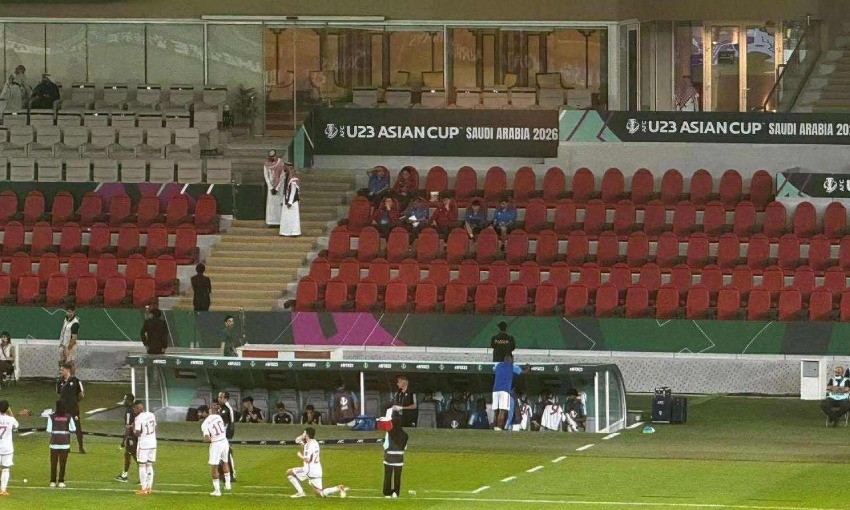 Coach Kim Sang-sik and assistants (in blue shirts) watch the match between U23 UAE and U23 Syria. Photo: Cong Tri