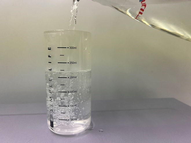 Experts decode the controversial trend of drinking hydrogen water. Photo: Thanh Thanh