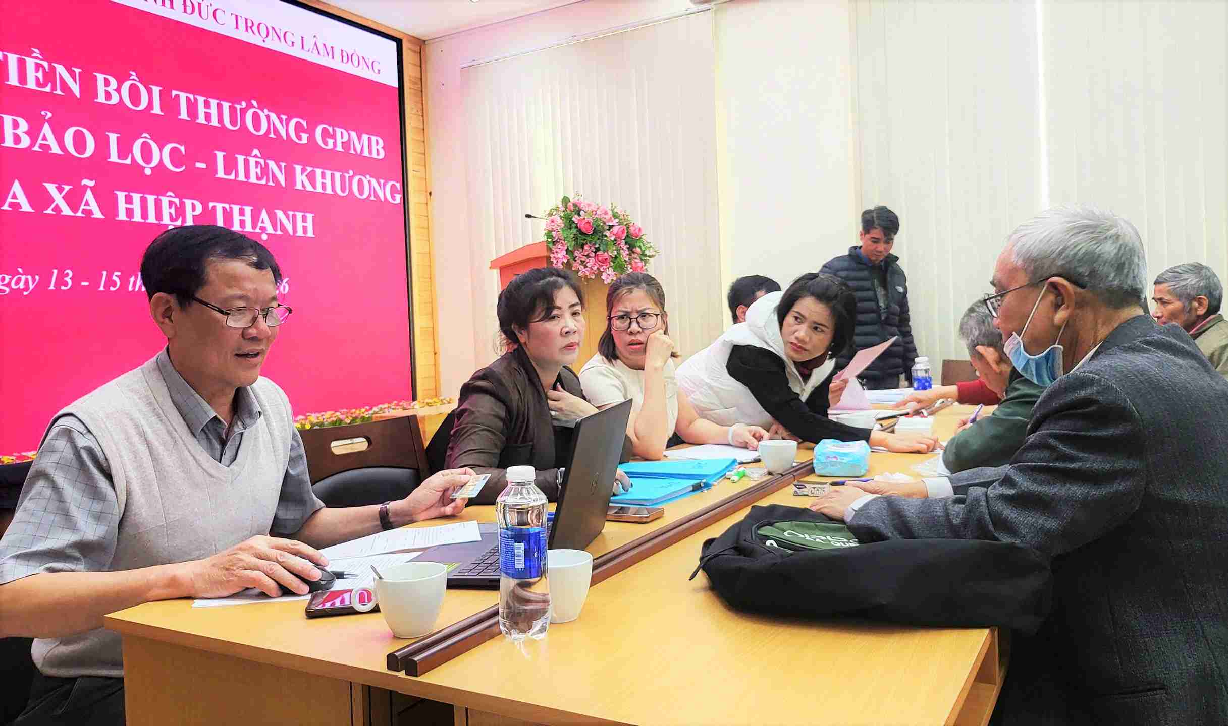 Tinh Lam Dong trien khai chi tra boi thuong cho cac ho dan co dat thu hoi thuc hien Du an cao toc. Anh: Phuc Khanh 