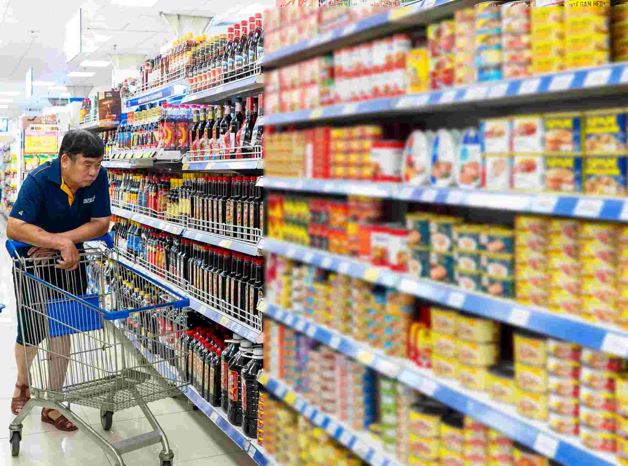 Consumers carefully choose food products. Photo: Ngoc Le