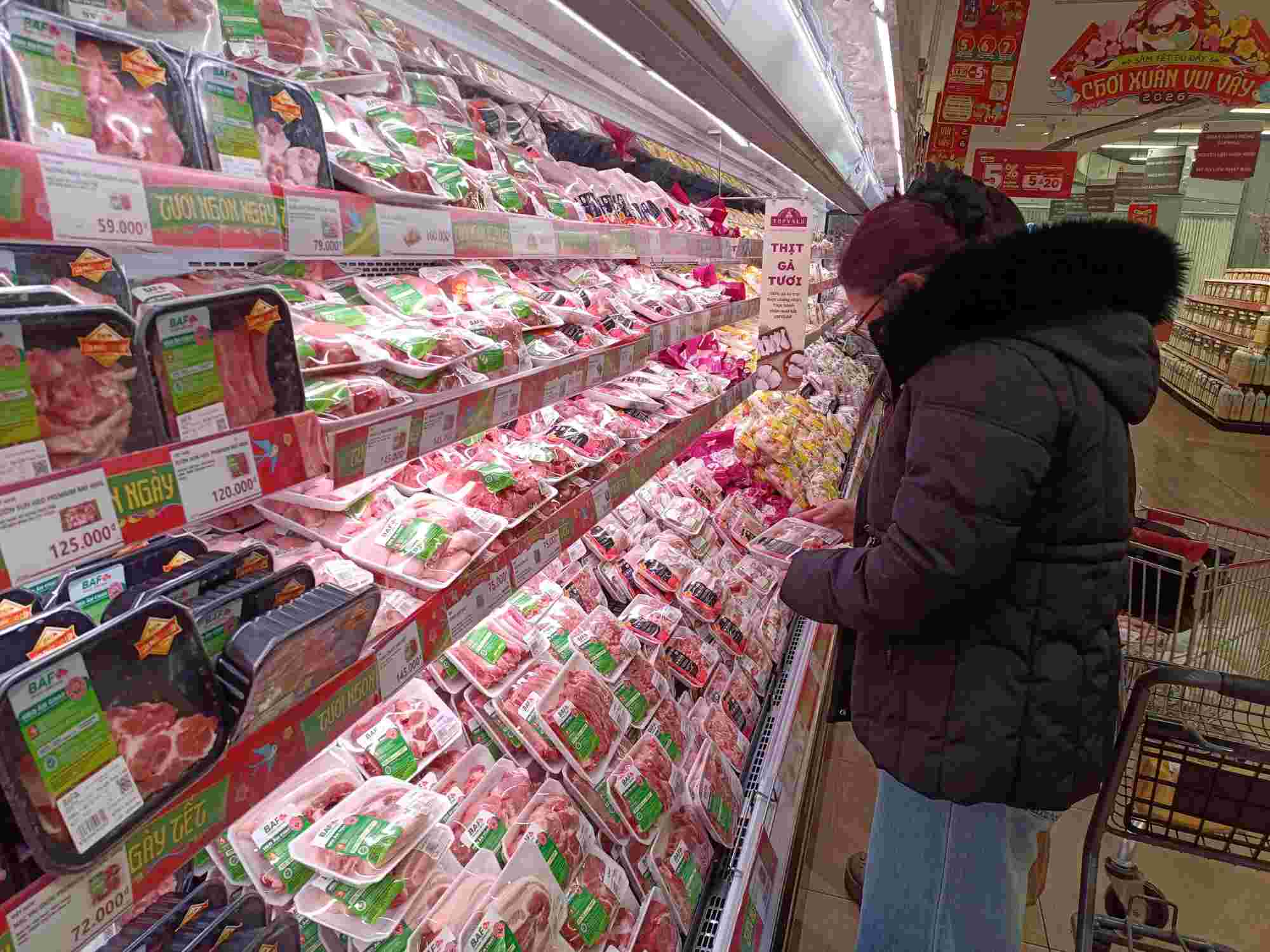 Nguoi tieu dung to ra than trong hon khi chon mua thuc pham. Ảnh: Mai Dung