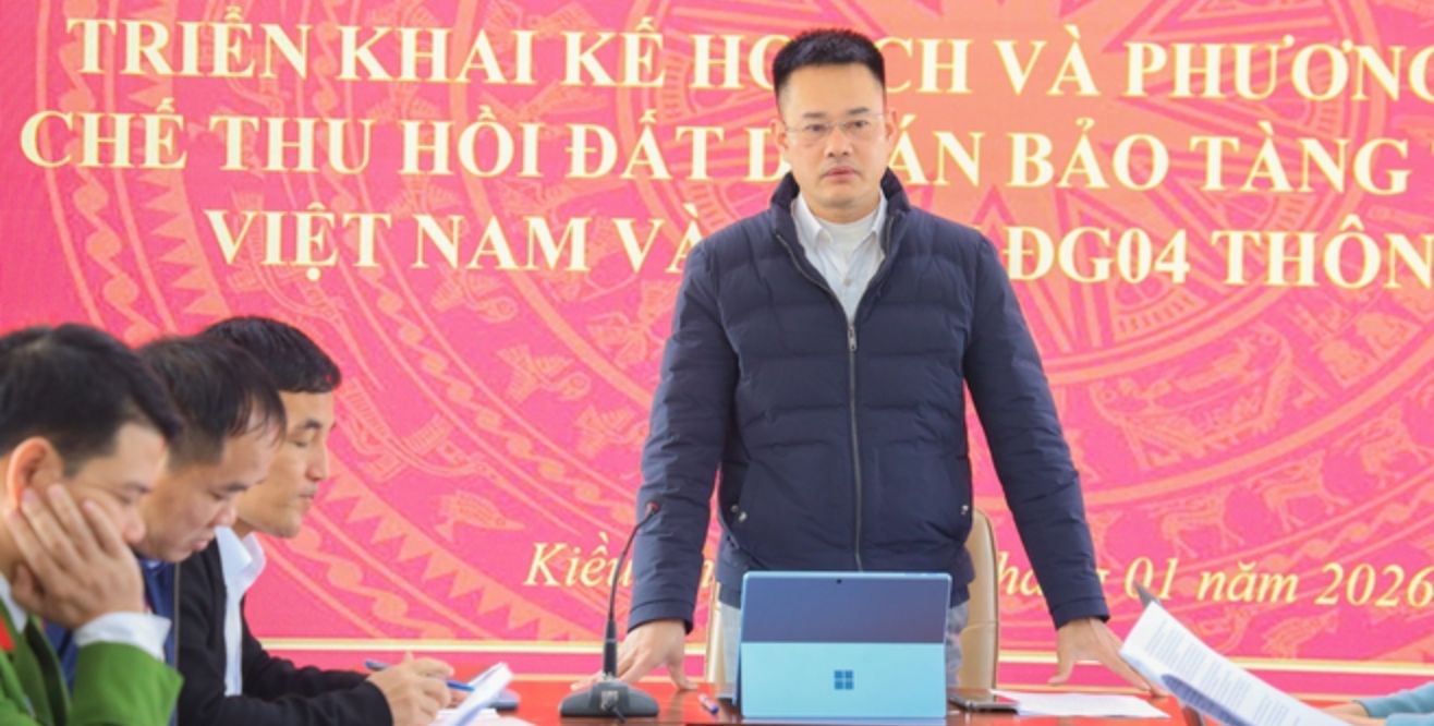 UBND xa Kieu Phu (thanh pho Ha Noi) ra quan cuong che thu hoi dat nong nghiep doi voi cac ho dan tai thon Ngoc Than co tinh khong ban giao mat bang de thuc hien du an Bao tang Thien nhien Viet Nam. Anh: Nguyen Tuan