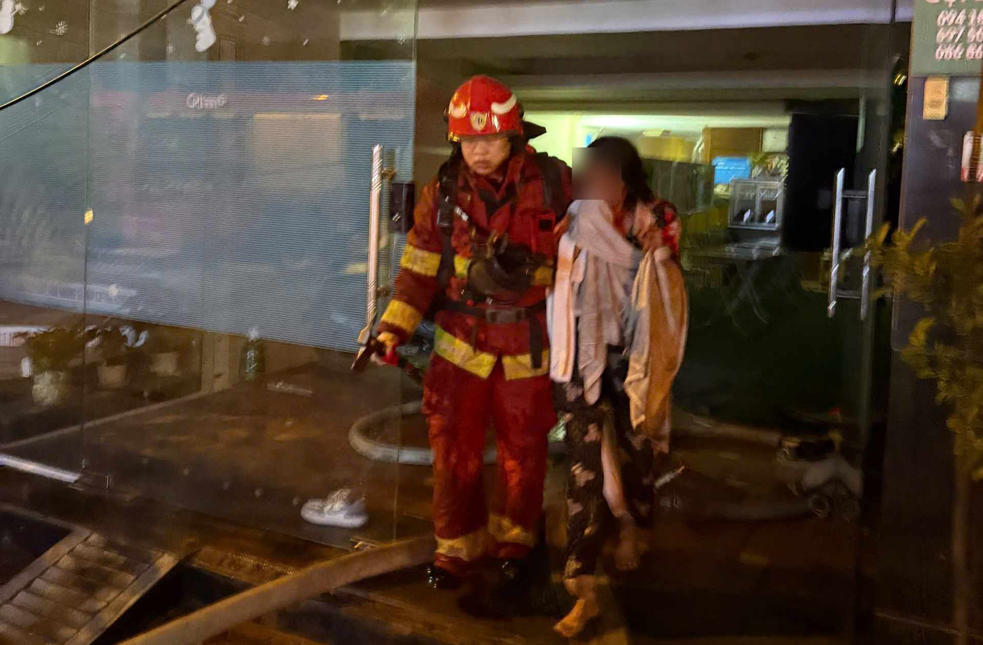 Nhieu nguoi trong nha nghi bi chay duoc huong dan thoat nan an toan. Anh: Cong an cung cap