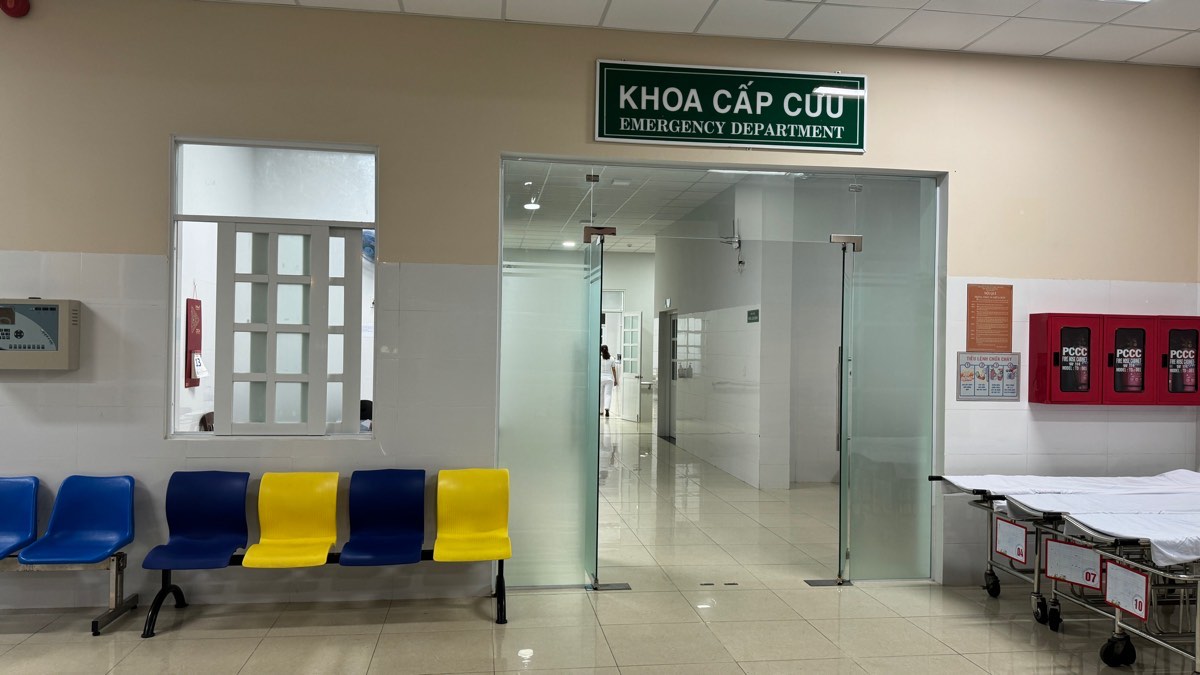 Nam cong nhan duoc dua den benh vien cap cuu nhung da tu vong. Anh: Duy Tuan 