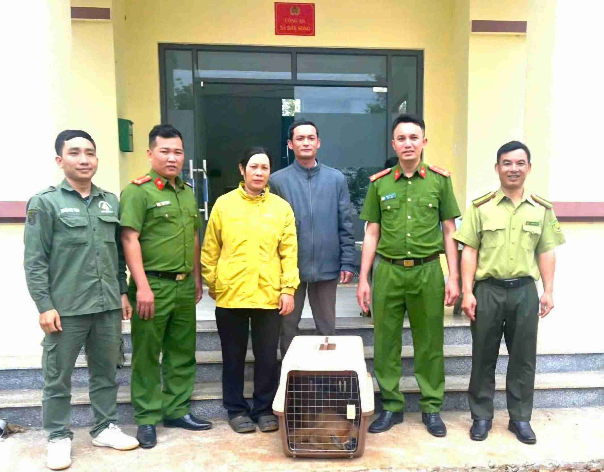 Dak Song Commune Police receive a rare golden-cheeked black gibbon handed over by people. Photo: Police provided