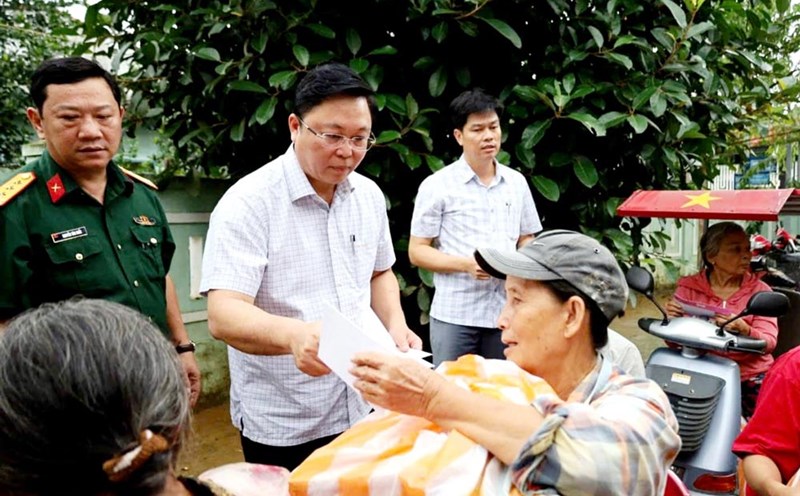 Ong Le Tri Thanh - Chu tich UBMT TQVN TP Da Nang trao qua ho tro nguoi dan vung thien tai. Anh: Truong An