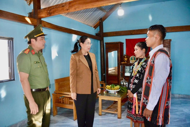 Khong chi duoc trao qua Tet, nguoi dan vung cao Da Nang con duoc ho tro dung lai nha moi sau thien tai. Anh: Truong An