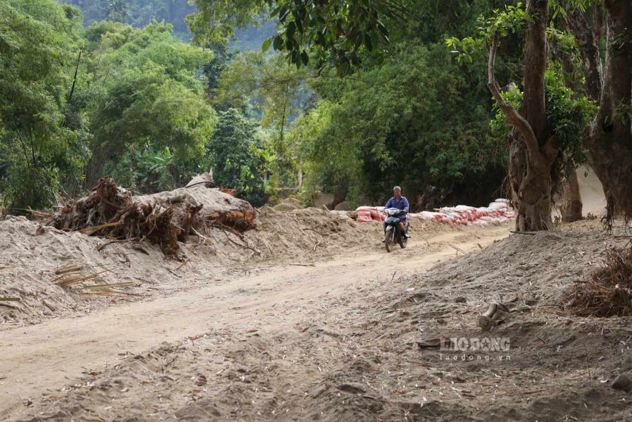 Luong lon cat do ve Lang Chut sao bao lu. Anh: Dinh Dai