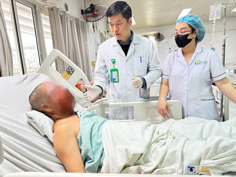 BN T.V.P (61 tuoi, Hung Yen) nhap vien trong tinh trang chan thuong - vet thuong ham mat phuc tap, chan thuong mat, bong toan bo da vung co mat. Anh: BVCC