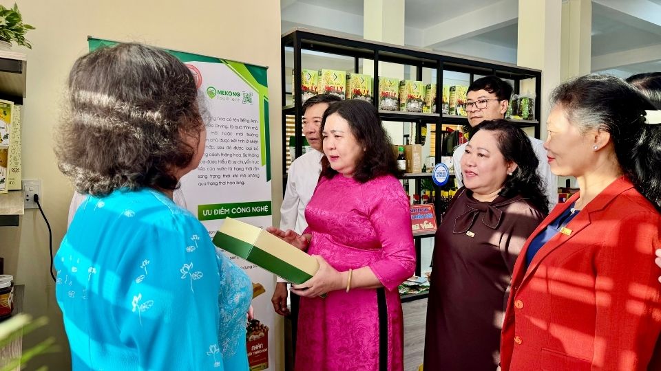 Ms. Ho Thi Hoang Yen - Standing Deputy Secretary of Vinh Long Provincial Party Committee visits the Brand and Technology Space at the launch ceremony. Photo: Hoang Loc