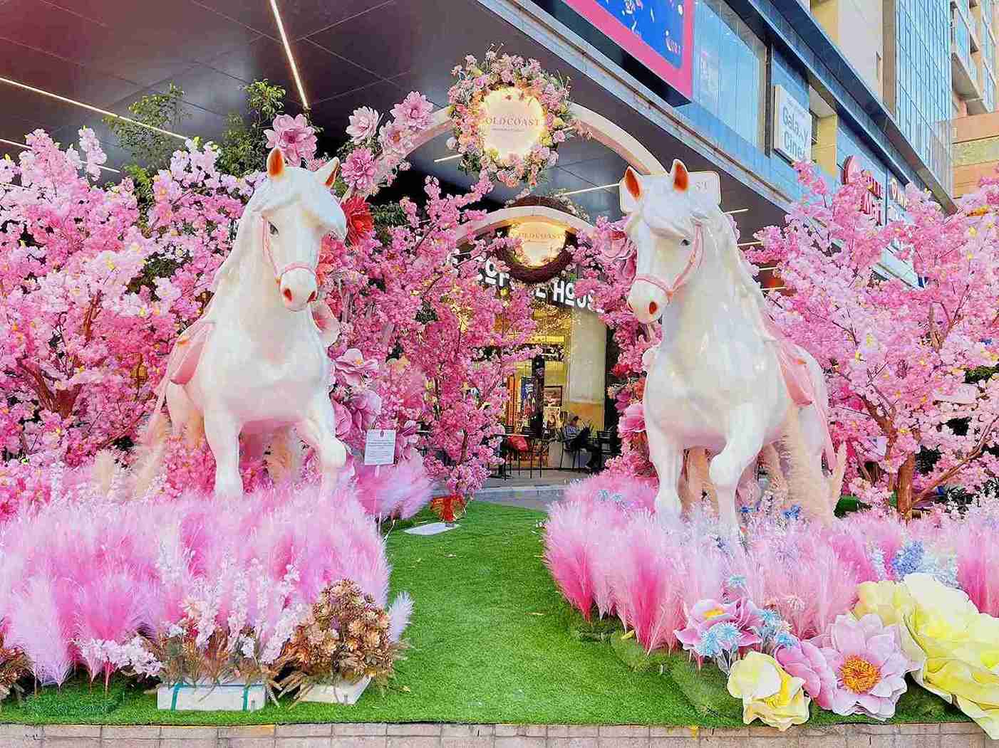 Elegant pink horse mascot in the center of Nha Trang attracts tourists. Photo: Loc Tho