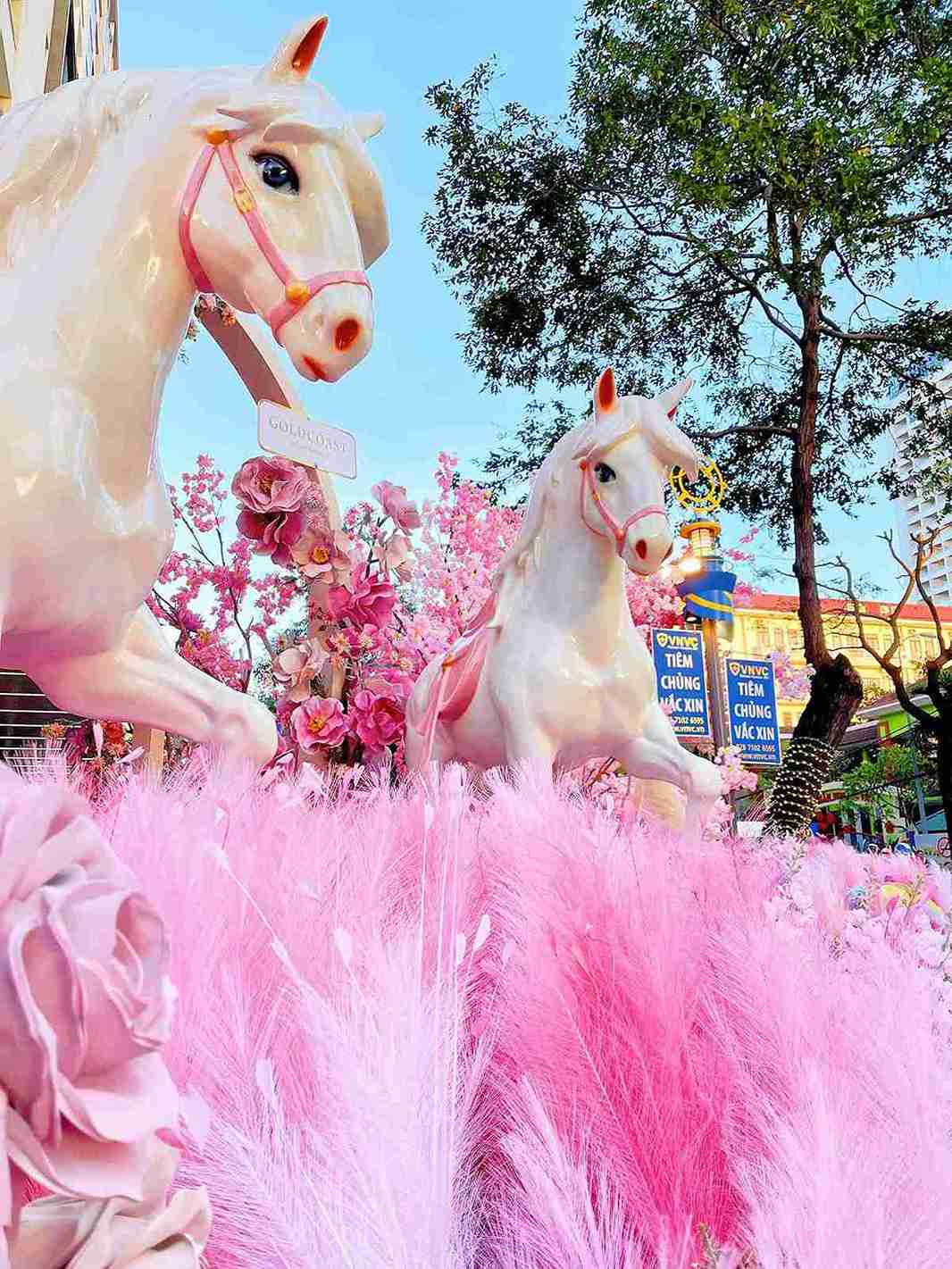 Linh vat ngua hong voi tao hinh doc dao. Anh: Loc Tho