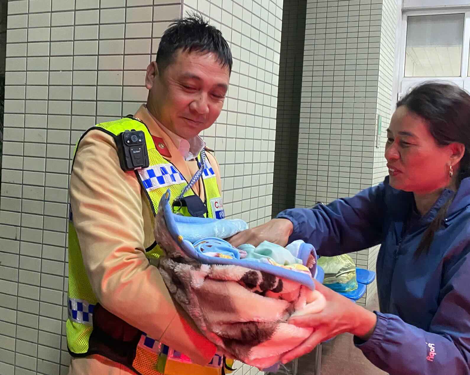 Highway Traffic Police Team No. 4 takes pregnant woman to give birth. Photo: Highway Traffic Police Team No. 4