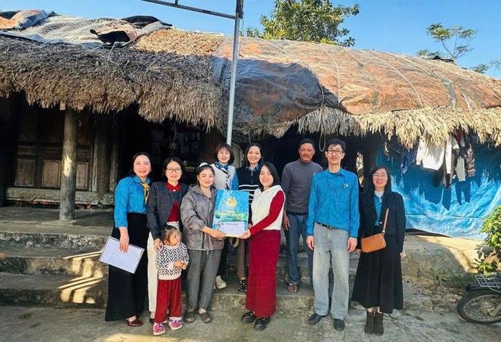 Annora Vietnam Footwear Trade Union visits and presents gifts to 10 difficult families. Photo: Thanh Hoa Trade Union