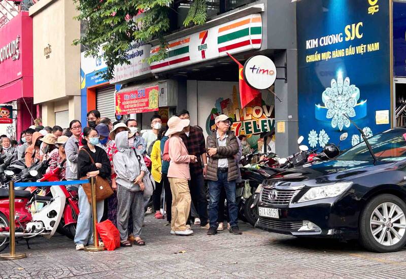 so luong nguoi cho mua vang da dung xep thanh 3 hang