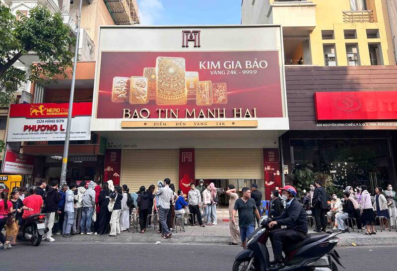 Nguoi dan cho doi giao dich tai cua hang Bao Tin Manh Hai. Anh: Ngoc Le