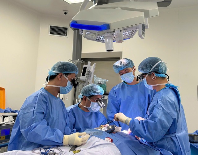 Doctors successfully operate on a patient with terminal tongue cancer. Photo: BVCC