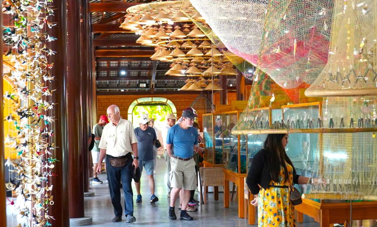 Du khách tàu biển quốc tế đến Khánh Hòa khám phá văn hóa làng biển ở Làng nghề Trường Sơn. Ảnh: Làng nghề Trường Sơn