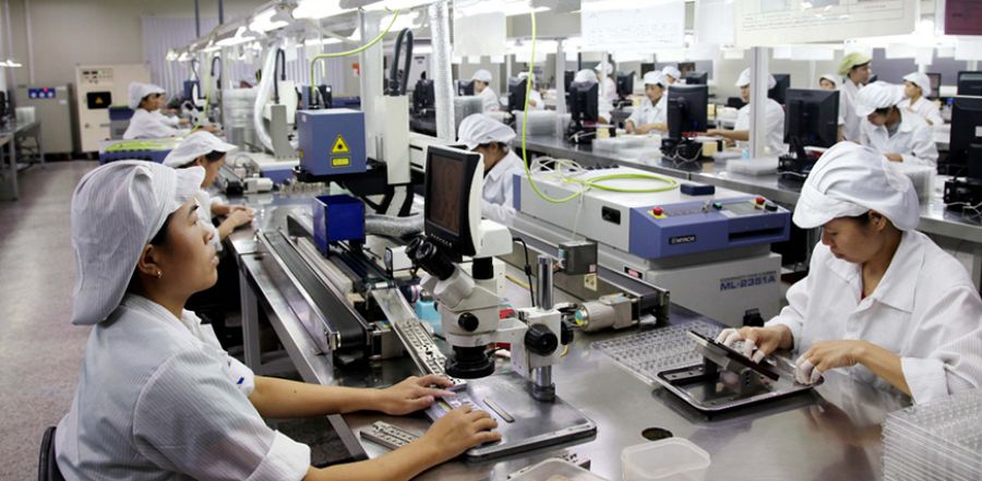 Workers of Compal Vietnam Co., Ltd. work on an electronic component assembly line serving export orders at the beginning of the year. Photo: Tran Ha
