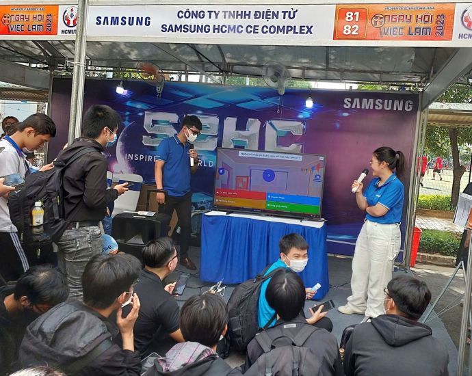 Samsung employees advise on job opportunities and interact with students at the job fair program of Ho Chi Minh City University of Technology and Engineering (formerly Ho Chi Minh City University of Technical Education). Photo: Duc Long