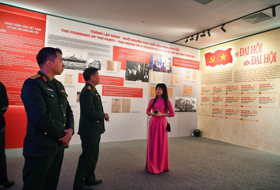 Chi Nguyen Hong Nhung, chuyen vien Cuc Luu tru Van phong Trung uong Dang duyen dang trong ta ao dai rat nhiet tinh trong viec gioi thieu noi dung va y nghia trien lam voi khach tham quan. Anh: Viet Van