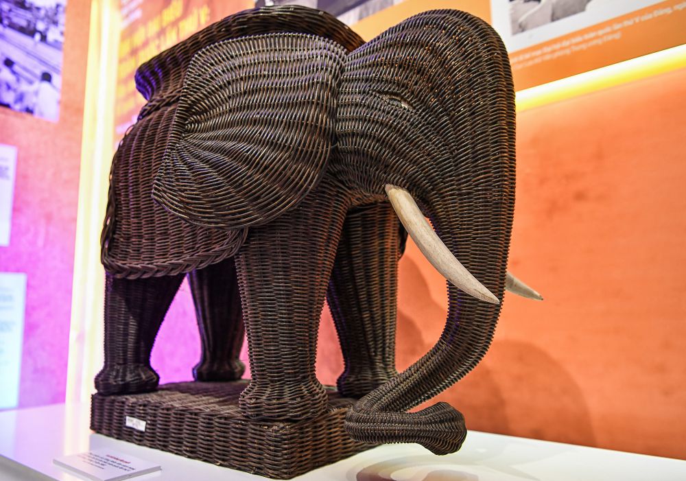 “Voi Tet bang day guot - tang pham cua Dang Nhan dan Cach mang Lao tang Dai hoi dai bieu toan quoc lan thu V cua Dang, thang 3.1982 (nguon: Bao tang Lich su Quoc gia). Anh: Viet Van 