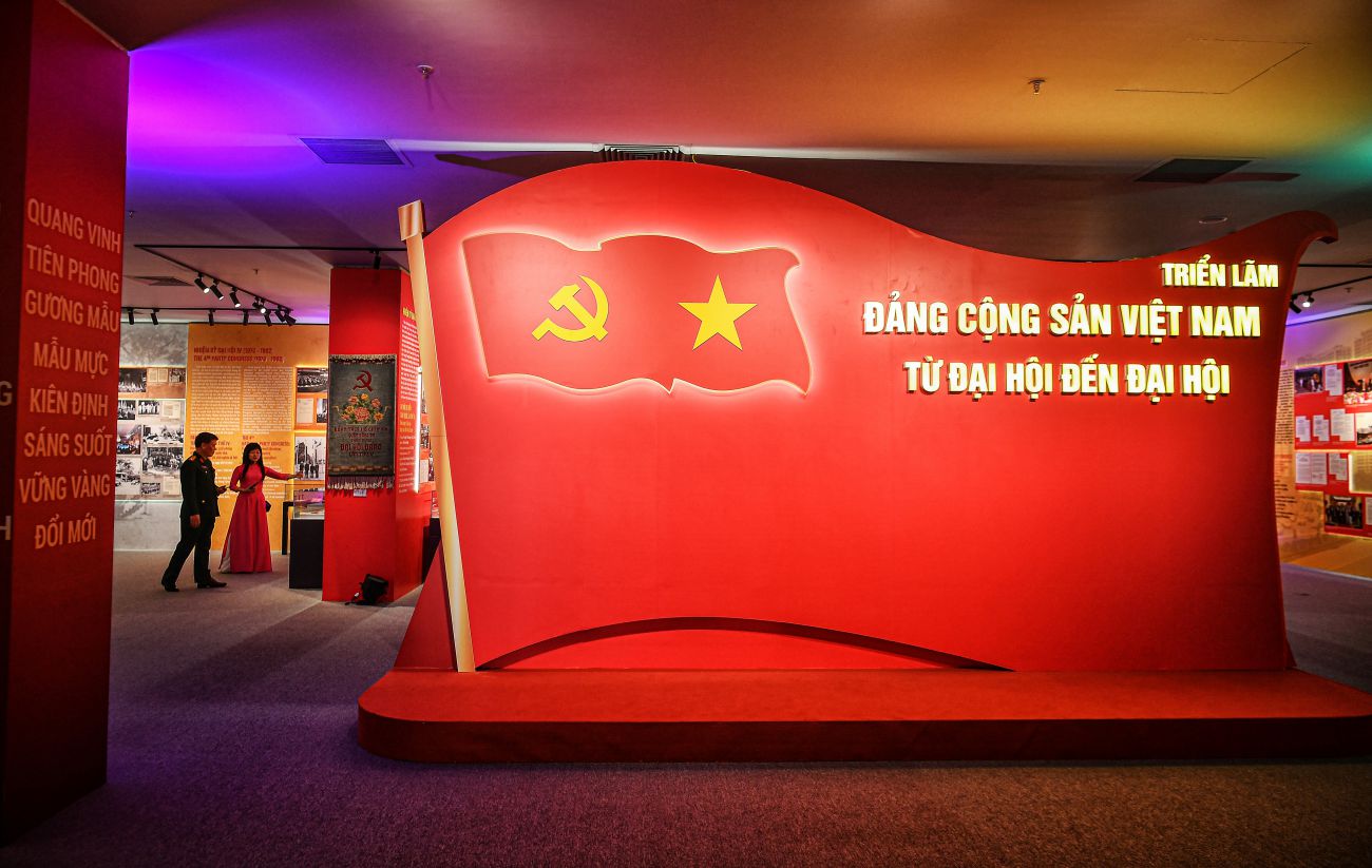 Mau do va mau vang la hai mau chu dao cua trien lam. Anh: Viet Van