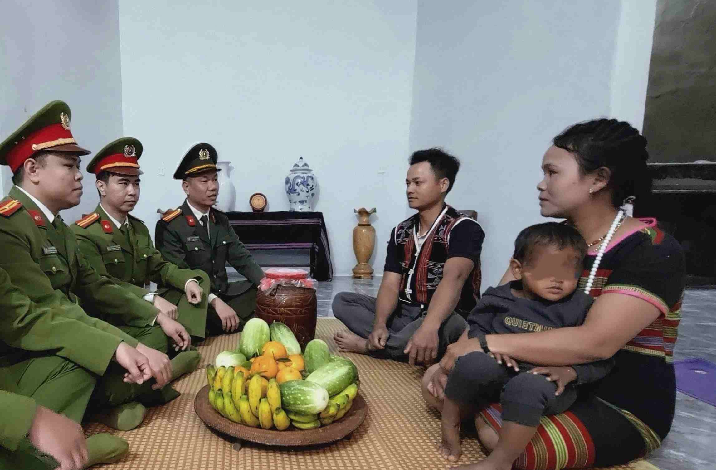 Niem vui cua nguoi dan o xa A Vuong trong can nha moi hoan thien tu chien dich Quang Trung. Anh: Hong Thanh