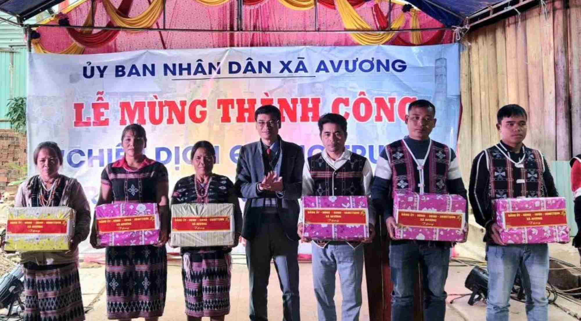 Avuong Commune People's Committee presents gifts to households whose houses were damaged in storms and floods newly built during the "Quang Trung Campaign". Photo: Hong Thanh