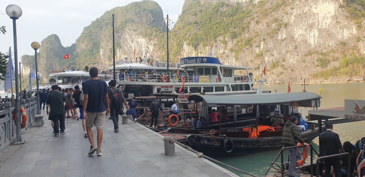 Tourist boat taking tourists to visit Sung Sot cave, Ha Long Bay. Photo: Nguyen Hung