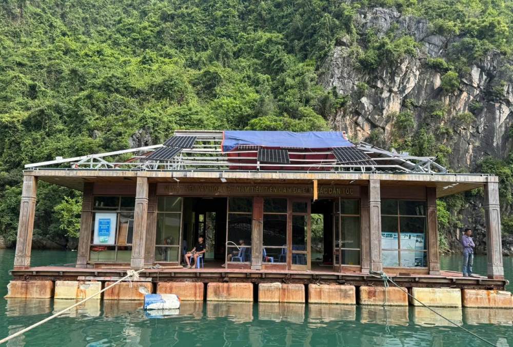 Lang chai Cua Van, vinh Ha Long xuong cap tu lau va bi bao Yagi nam 2024 tan pha tan hoang nhung khong co kinh phi sua chua. Anh: Nguyen Hung