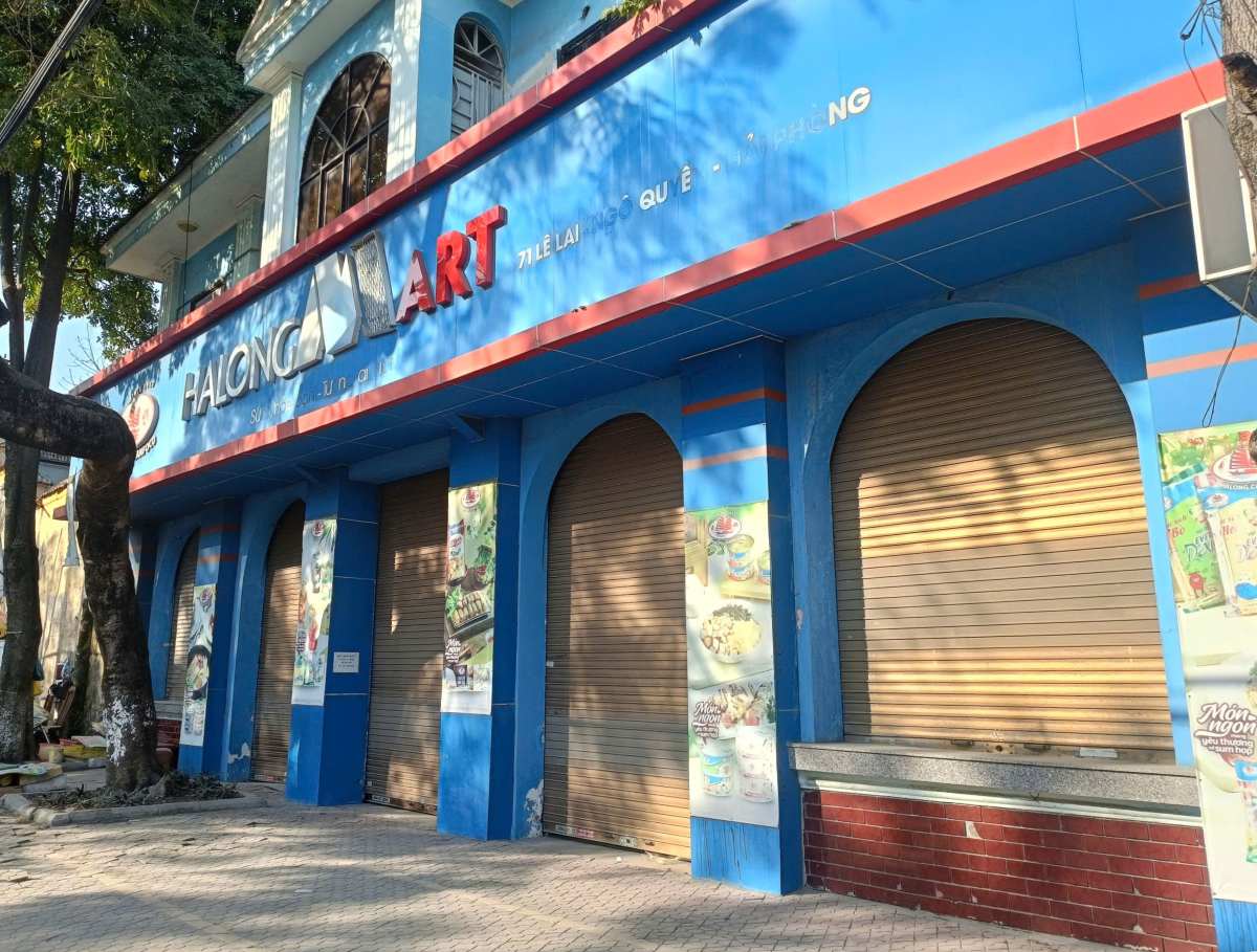 Ha Long Mart store next to the Ha Long Canned Food booth has been closed for a whole year now. Photo: Hoang Khoi