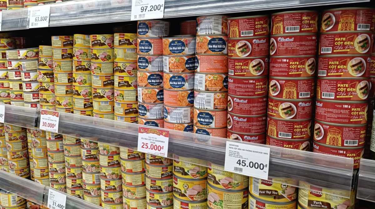 Cac san pham pate thit heo bay ban o ke hang sieu thi Aeon ngay 13.1. Ảnh: Hoang Khoi
