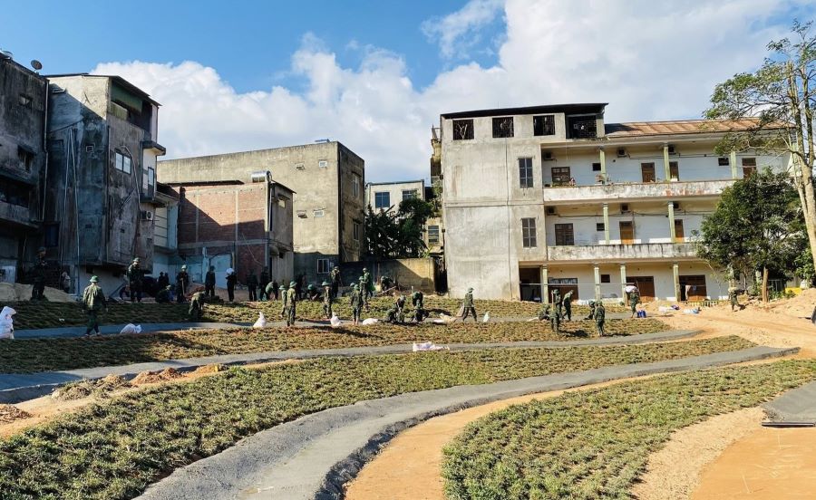 The landslide area behind the 11 houses in Khe Sanh commune is being built as a landslide protection embankment in the Quang Trung Campaign. Photo: H.Nguyen