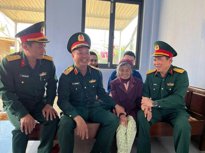 Leaders of Military Region 5 encourage and share joy with the people in the new house from the Quang Trung Campaign. Photo: Duc Hieu/E-Portal of the Ministry of National Defense